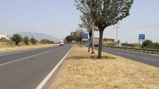 Nazilli Belediyesi'nin çalışmalarıyla karayolu temizlendi
