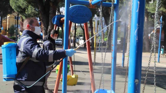 Nazilli Belediyesi oyun alanlarını dezenfekte ediyor