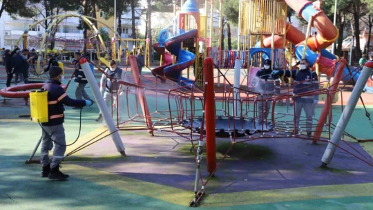 Nazilli Belediyesi oyun alanlarını dezenfekte ediyor