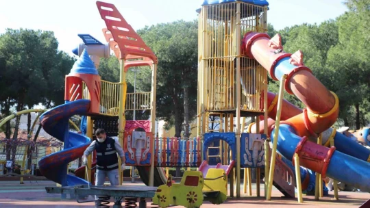 Nazilli Belediyesi oyun alanlarını dezenfekte ediyor