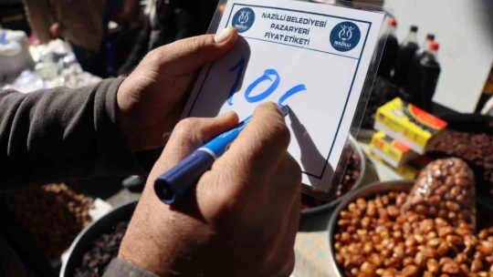 Nazilli Belediyesi Perşembe Pazarı'nda esnafa fiyat etiketi dağıttı