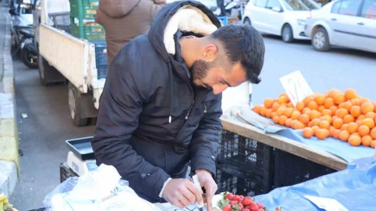 Nazilli Belediyesi Perşembe Pazarı'nda esnafa fiyat etiketi dağıttı