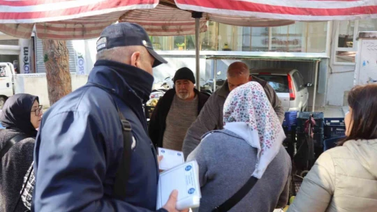 Nazilli Belediyesi Perşembe Pazarı'nda esnafa fiyat etiketi dağıttı