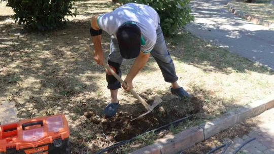 Nazilli Belediyesi su israfına karşı parklardaki damlama sistemlerini yeniliyor