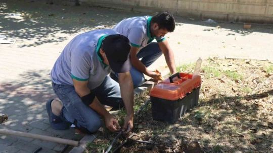 Nazilli Belediyesi su israfına karşı parklardaki damlama sistemlerini yeniliyor