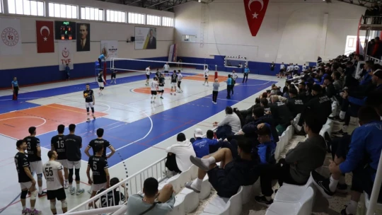 Nazilli Belediyespor Voleybol Takımı ilk galibiyetini aldı