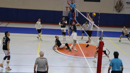 Nazilli Belediyespor Voleybol Takımı ilk galibiyetini aldı