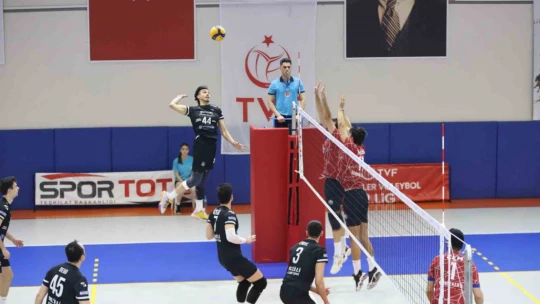 Nazilli Belediyespor Voleybol Takımı set vermedi