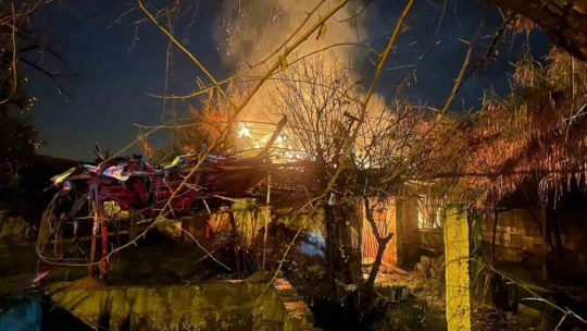Nazilli'de alevlere teslim olan metruk ev küle döndü