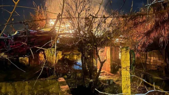 Nazilli'de alevlere teslim olan metruk ev küle döndü