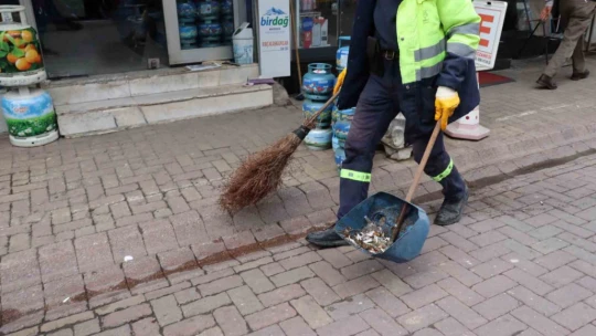 Nazilli'de bir saatte 3 binden fazla izmarit toplandı