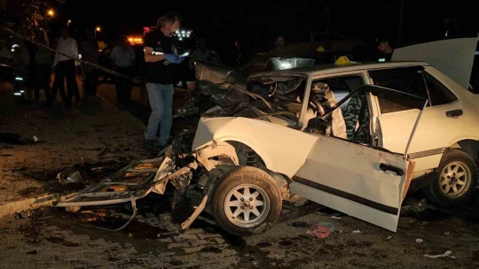 Nazilli'de çarpışan otomobiller hurdaya döndü: 8 yaralı