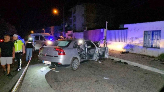Nazilli'de çarpışan otomobiller hurdaya döndü: 8 yaralı