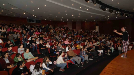 Nazilli'de çocuklar tiyatro gösterisiyle eğlendi