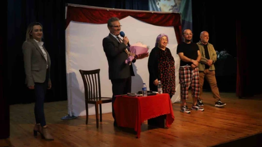 Nazilli'de çocuklar tiyatro gösterisiyle eğlendi