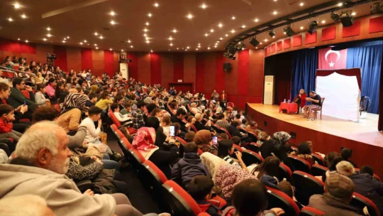 Nazilli'de çocuklar tiyatro gösterisiyle eğlendi