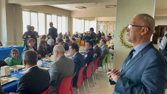 Nazilli'de depremzede öğrenciler protokolle yemekte buluştu