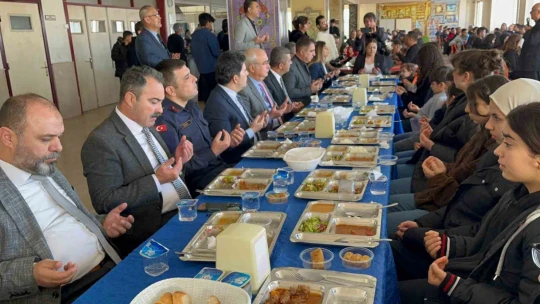 Nazilli'de depremzede öğrenciler protokolle yemekte buluştu