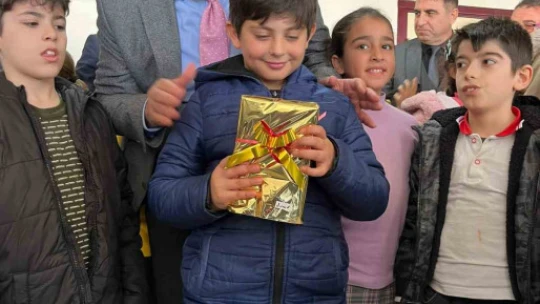 Nazilli'de depremzede öğrenciler protokolle yemekte buluştu