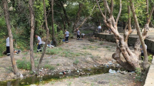 Nazilli'de doğaya bırakılan 3 kamyon çöpü topladılar