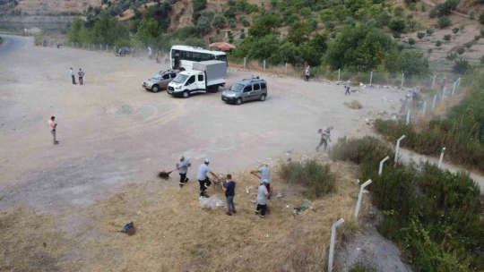 Nazilli'de doğaya bırakılan 3 kamyon çöpü topladılar