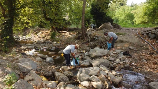 Nazilli'de doğaya bırakılan 3 kamyon çöpü topladılar