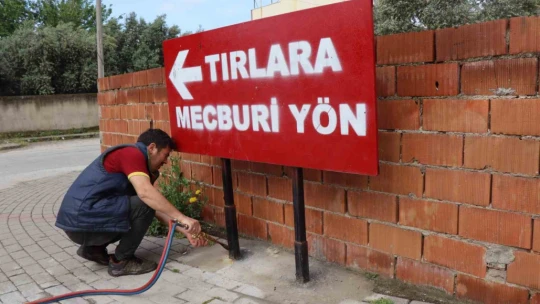 Nazilli'de izinsiz asılan tabela ve dubalara söküldü