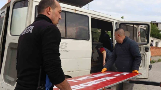 Nazilli'de izinsiz asılan tabela ve dubalara söküldü