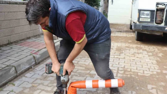 Nazilli'de izinsiz asılan tabela ve dubalara söküldü