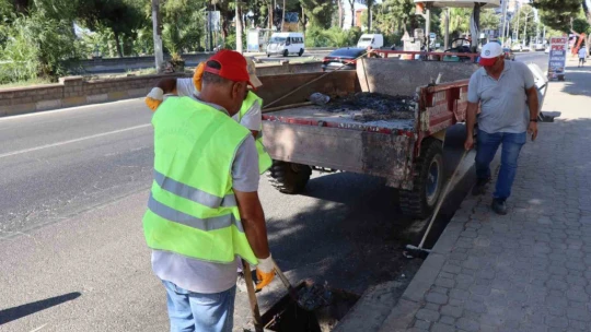 Nazilli'de karayolu güzergahı üzerinde mazgal temizliği yapıldı