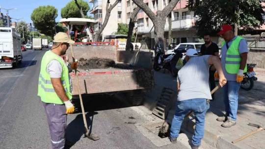 Nazilli'de karayolu güzergahı üzerinde mazgal temizliği yapıldı