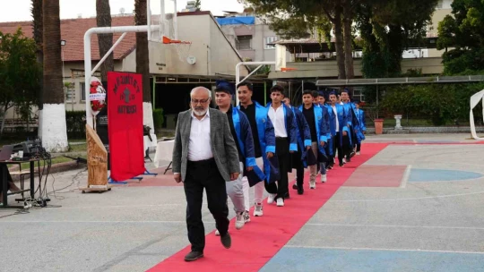 Nazilli'de meslek liselilerinin mezuniyet sevinci