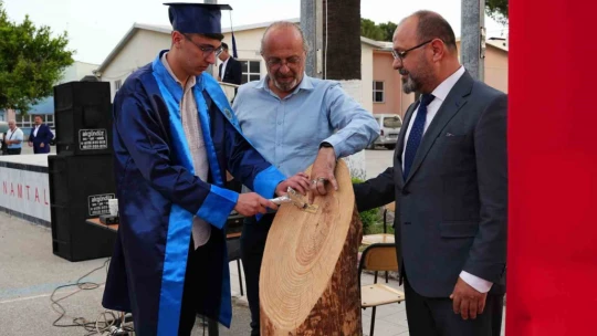 Nazilli'de meslek liselilerinin mezuniyet sevinci