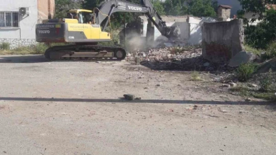 Nazilli'de metruk binalar yıkılıyor
