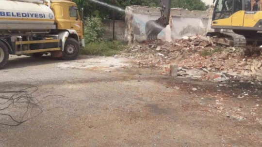 Nazilli'de metruk binalar yıkılıyor