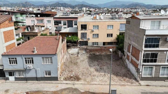 Nazilli'de metruk binalar yıkılıyor