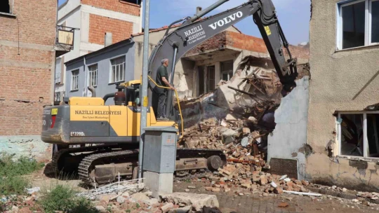 Nazilli'de metruk binalar yıkılıyor
