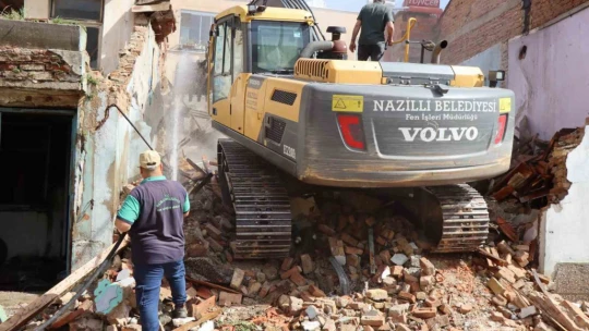 Nazilli'de metruk binalar yıkılıyor