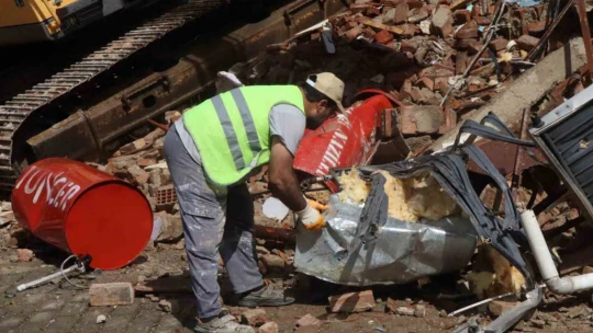 Nazilli'de metruk binalar yıkılıyor