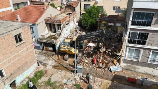Nazilli'de metruk binalar yıkılıyor