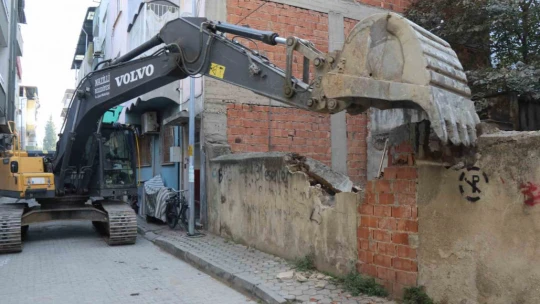 Nazilli'de metruk binaların yıkımı sürüyor