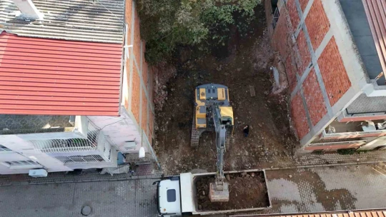 Nazilli'de metruk binaların yıkımı sürüyor