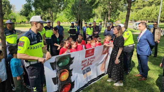 Nazilli'de minikler trafik kurallarını uzmanlarından öğrendi