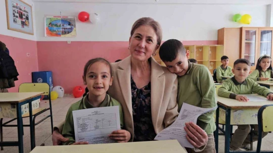 Nazilli'de öğrenciler karne sevinci yaşadı