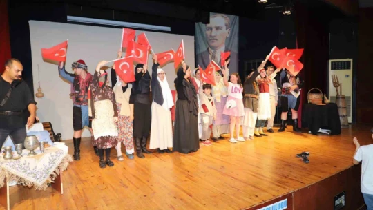Nazilli'de tiyatro oyununa ilgi yoğun oldu