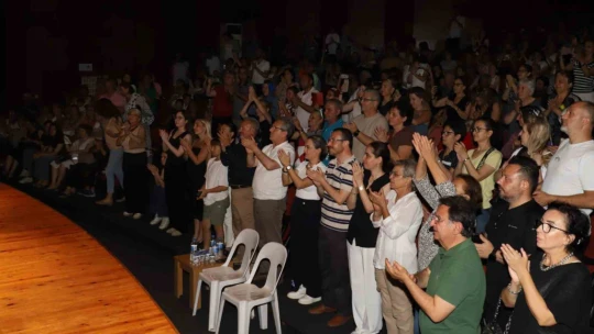 Nazilli'de tiyatro oyununa ilgi yoğun oldu