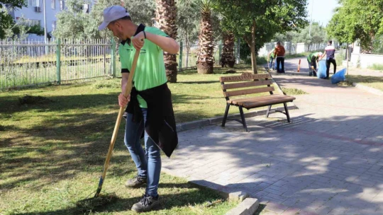 Nazilli'de yabani otlar temizleniyor