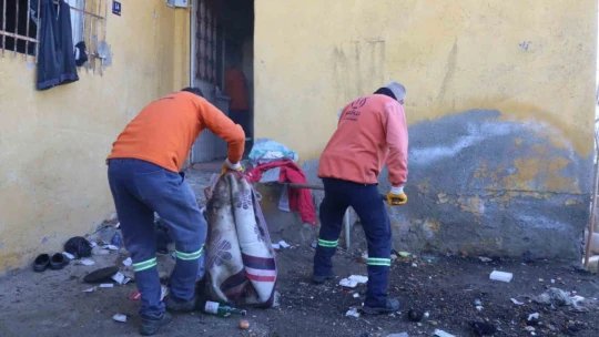 Nazilli'deki çöp evden 3 kamyon dolusu çöp çıktı