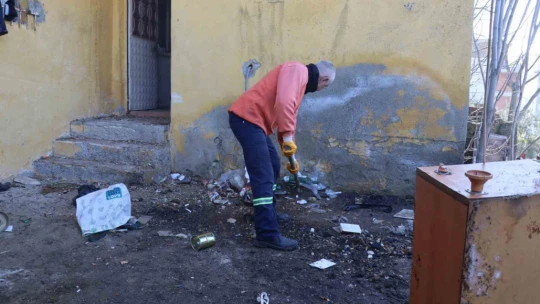 Nazilli'deki çöp evden 3 kamyon dolusu çöp çıktı