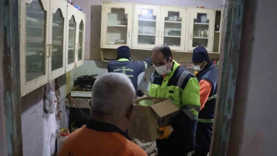 Nazilli'deki çöp evden 3 kamyon dolusu çöp çıktı